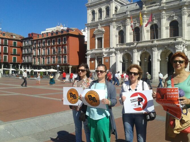 Mari Carmen, Rosa, Amelia y Pilar en la Plaza Mayor de Valladolid