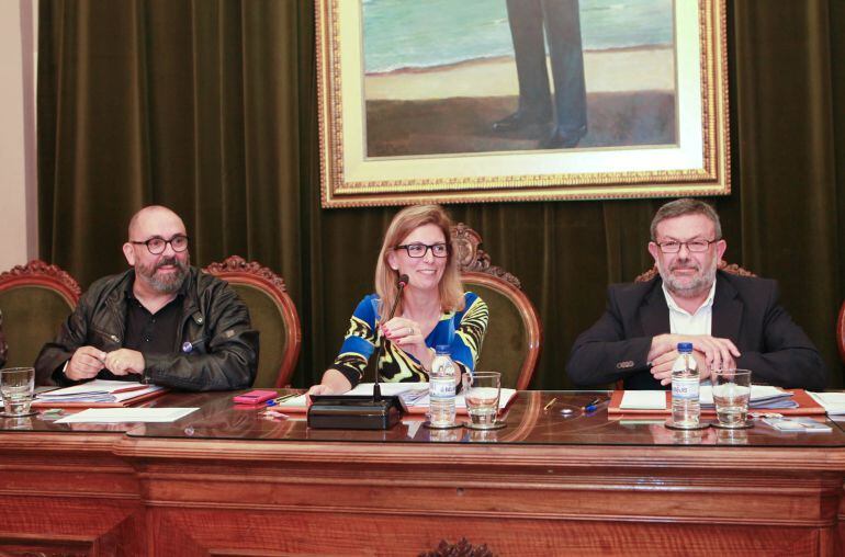 La alcaldesa, Amparo Marco, el vicealcalde, Enric Nomdedeu, y el teniente de alcalde, Antonio Lorenzo, en un pleno municipal