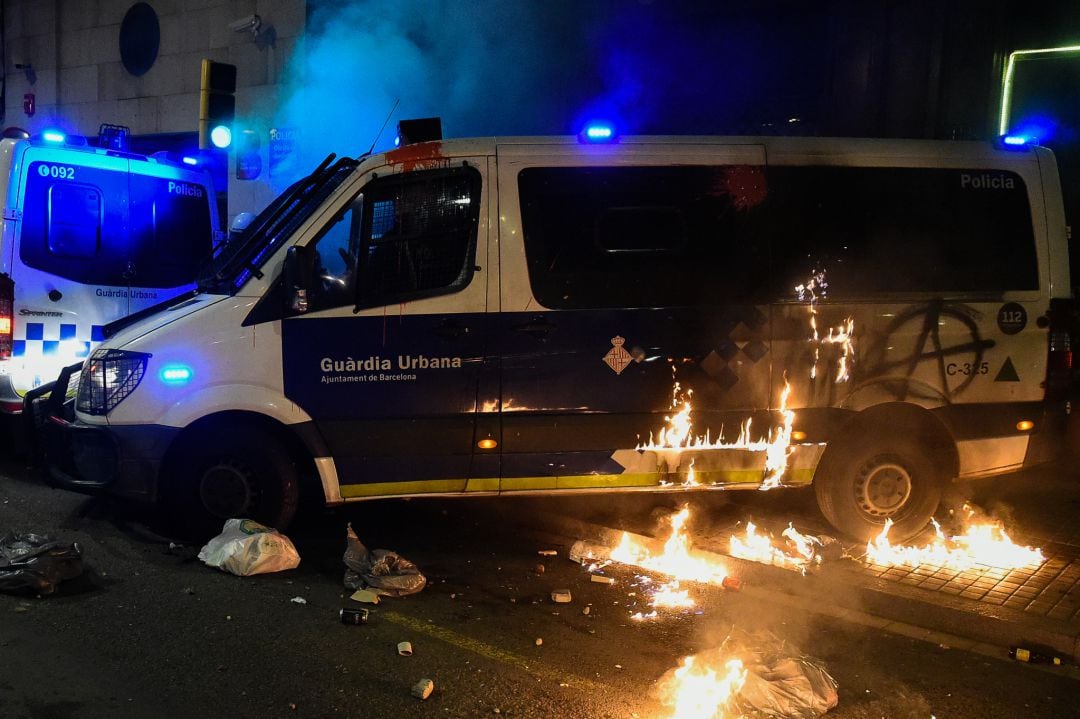 En libertad la acusada de quemar la furgoneta de la Guardia Urbana en Barcelona: no es la de las fotos