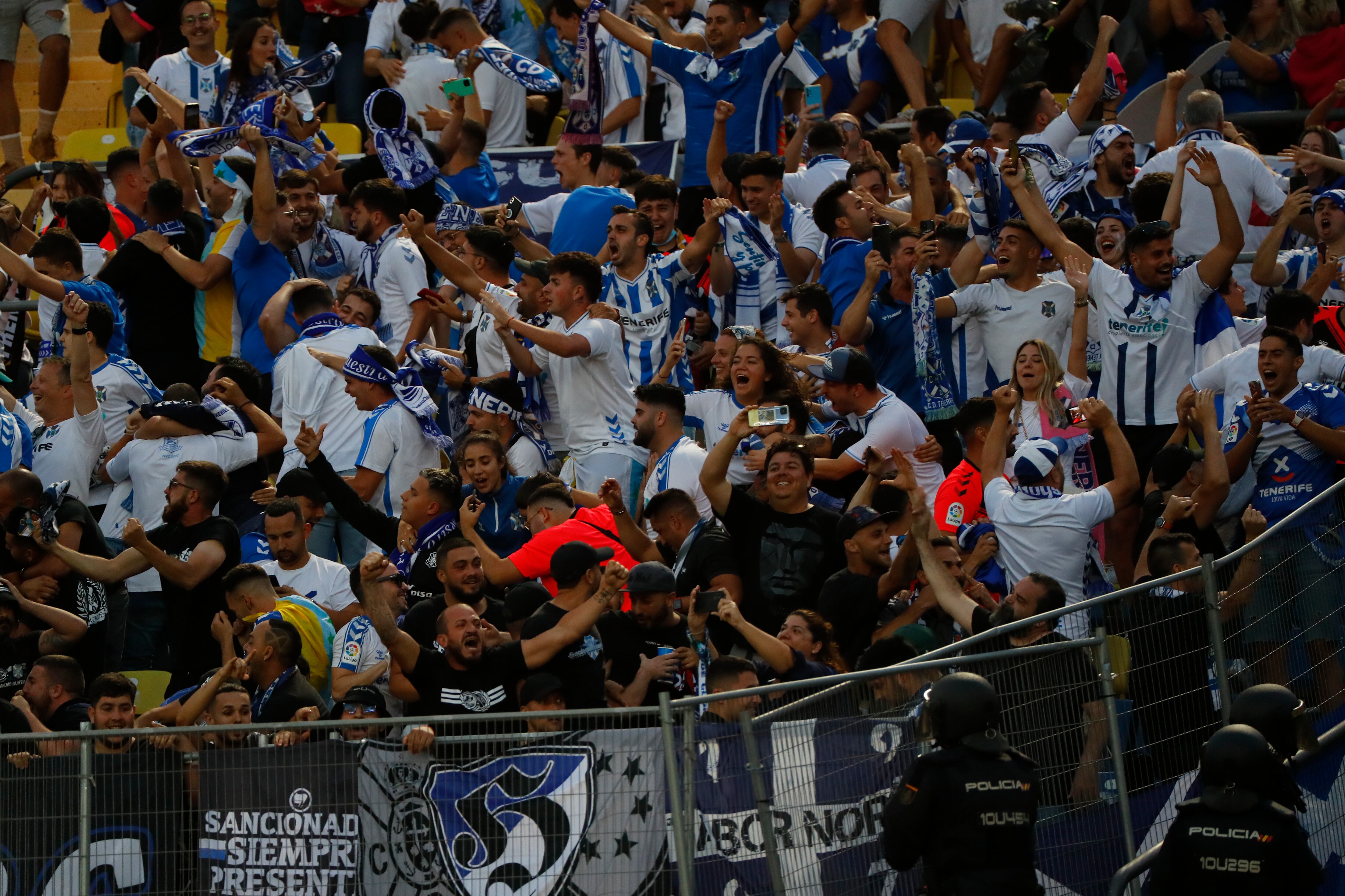 LAS PALMAS DE GRAN CANARIA, 04/06/2022.- La afición del Tenerife celebra el segundo gol del equipo ante la UD Las Palmas, durante el partido de vuelta de semifinales de Liga en Segunda División que UD Las Palmas y CD Tenerife juegan hoy sábado en el estadio de Gran Canaria. EFE/Elvira Urquijo A.