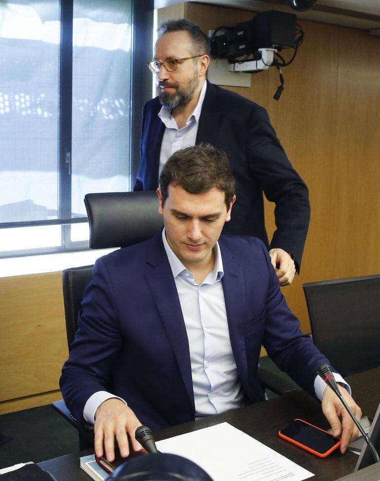 GRA140 MADRID, 03022016.- El líder de Ciudadanos, Albert Rivera (delante) y el portavoz en el Congreso, Juan Carlos Girauta, durante la reunión hoy del grupo parlamentario después de que ayer el secretario general del PSOE, Pedro Sánchez, recibiera el enc