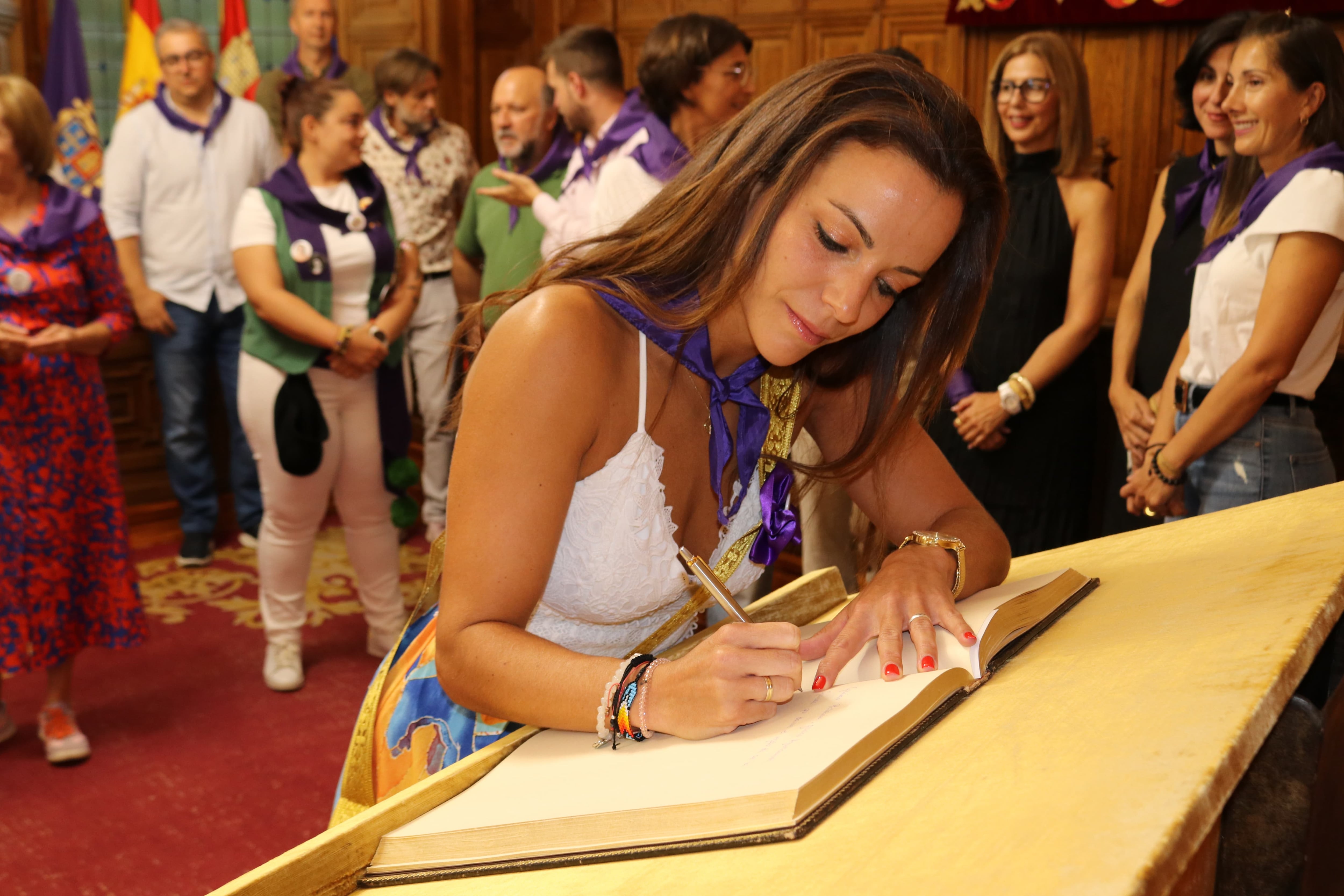 Marta Huerta de Aza firmando en el libro de honor del Ayuntamiento de Palencia