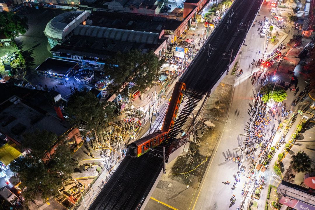 FOTOGALERÍA | Las impresionantes imágenes del derrumbamiento del pasadizo en Ciudad de México