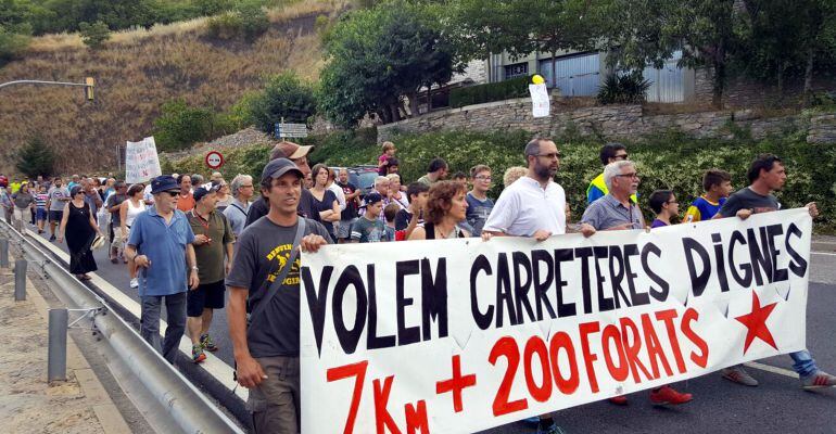 Desenes de persones en la manifestació de  Sort organitzda per veïns de Soriguera per reclamar millores a la carretera.