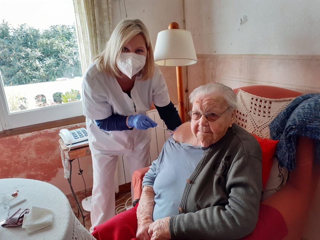 Na Rafaela Pons Florit és la persona de major edat a Menorca que rep la vacuna contra la Covid.