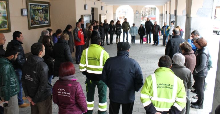 Concentració davant de l'Ajuntament de Vielha com a mostra de condol per les víctimes de l'accident aeri.