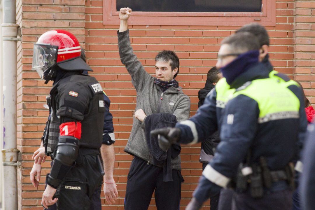 Agentes de la Ertzaintza y de la Policía Local identifican a los miembros de un piquete en el centro de Vitoria durante la huelga general convocada este jueves en Euskadi y Navarra por los sindicatos integrados en la Carta Social de Euskal Herria para reivindicar empleos estables y una pensión mínima de 1.080 euros.