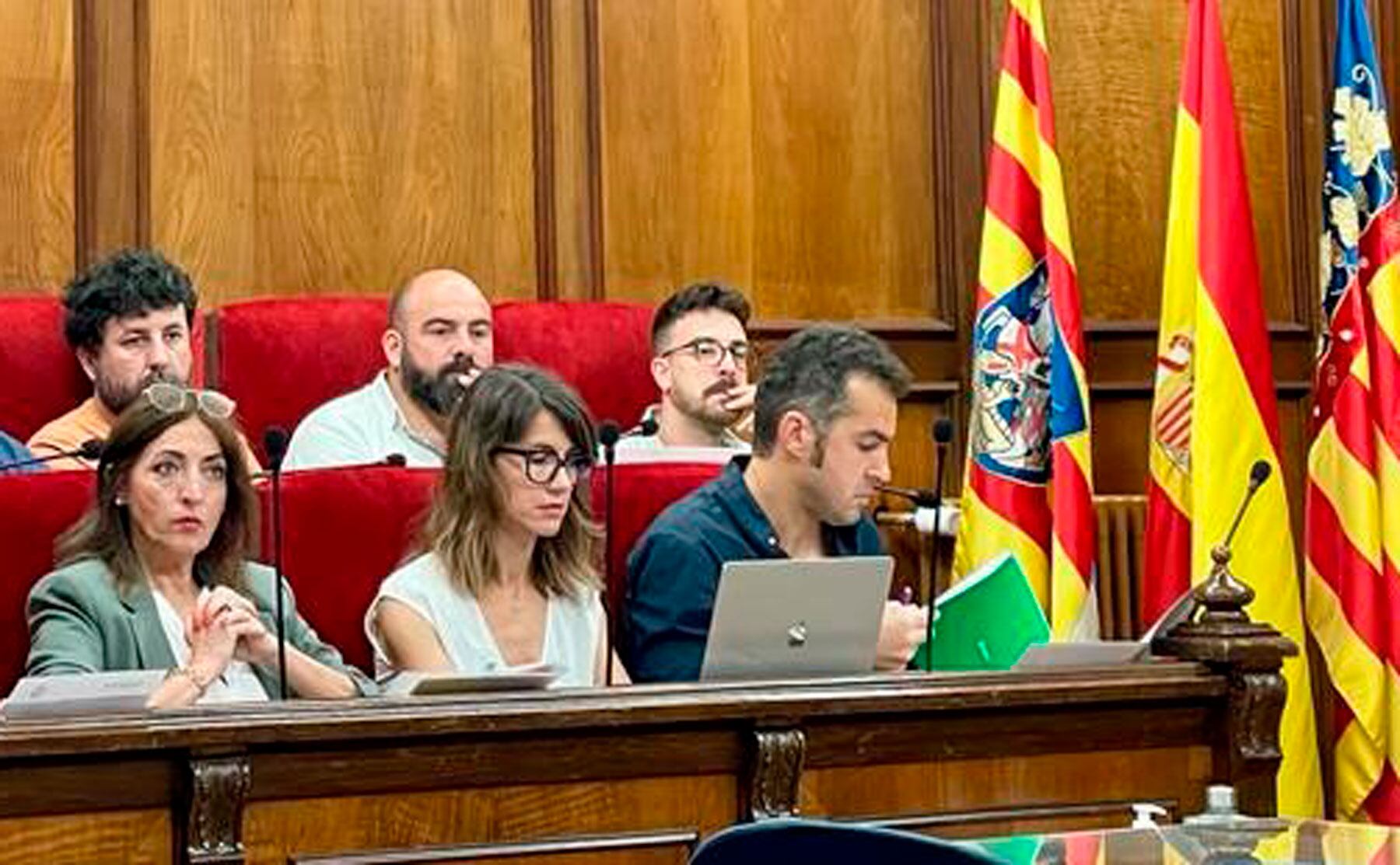 La portavoz de Guanyar Alcoi, Sandra Obiol, en el centro de la imagen, en el pleno municipal de Alcoy en el que ha anunciado su renuncia