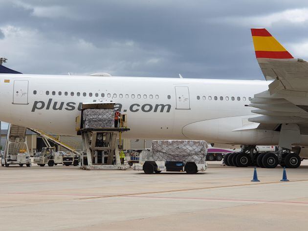 Uno de los aviones descargando material sanitario en Málaga