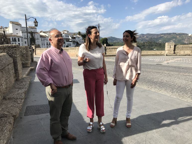 Los populares Fernando Corrales, Mari Paz Fernández y Concha Muñoz en uno de los extremos del puente