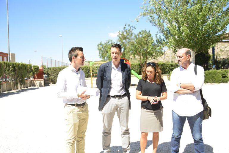 El concejal de Educación, Fernando Gómez, el alcalde de Elda, Rubén Alfaro, la Jefa de Estudios de Santo Negro, María José Guardiola y le director de Miguel Servet, Pedro Esteve