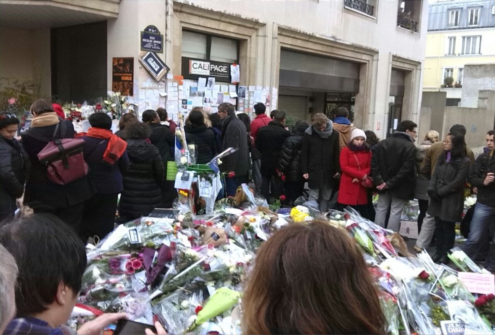 Manifestación frente a la sede de &#039;Charlie Hebdo&#039;, lugar donde se produjo la masacre