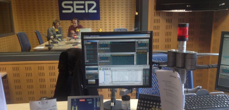 Estudio central de la Cadena SER en Valladolid durante la emisión del informativo Hora 14