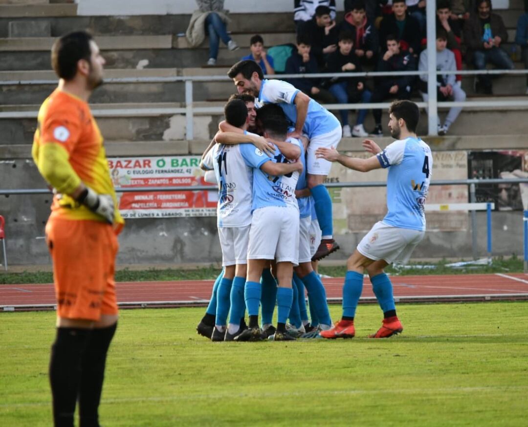 Los jugadores del Compostela celebran el gol marcado por Pablo Antas