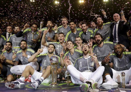 Jugadores y cuerpo técnico del Real Madrid, celebran su victoria en la final de la Copa del Rey de baloncesto tras derrotar al Herbalife Gran Canaria por 85-81.