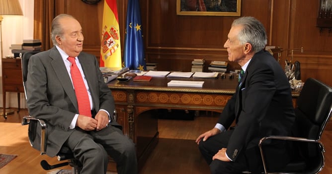 El rey, con Jesús Hermida durante la entrevista en Zarzuela