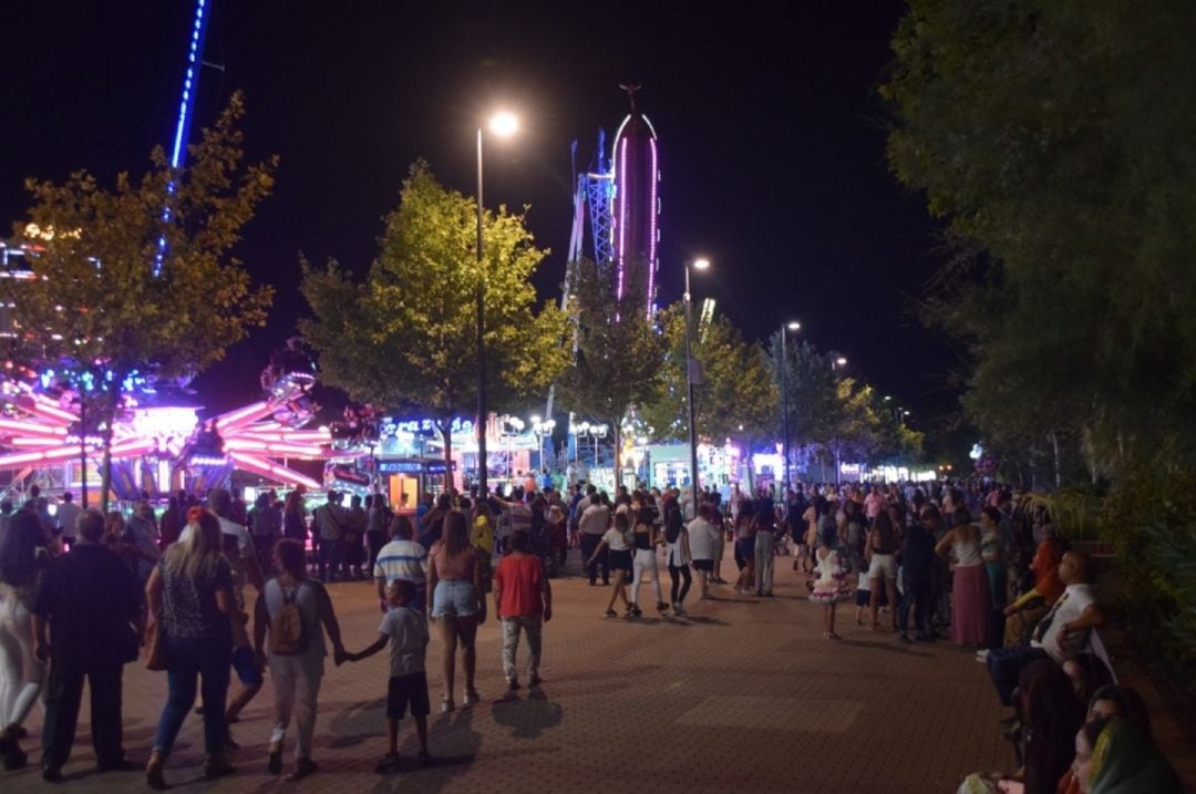 El recinto ferial, durante una de las noches de las fiestas linarenses. 