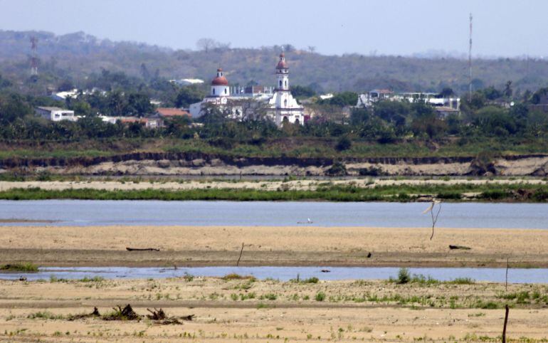 Los habitantes de Zambrano, un pequeño pueblo de pescadores del norte de Colombia, a orillas del río Magdalena, el principal del país, se han quedado sin su principal fuente de sustento y sin agua por la grave sequía causada por el fenómeno de El Niño.