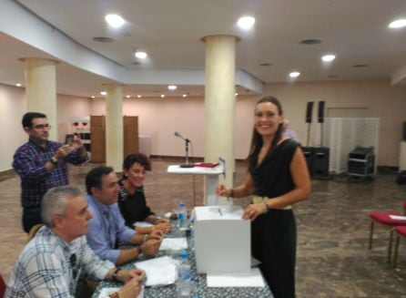 Maria José Lara Serrano durante la votacion del congreso local