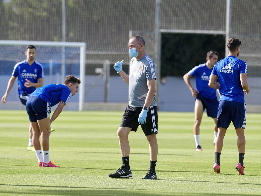 Víctor Fernández dirige el entrenamiento en la Cuidad Deportiva