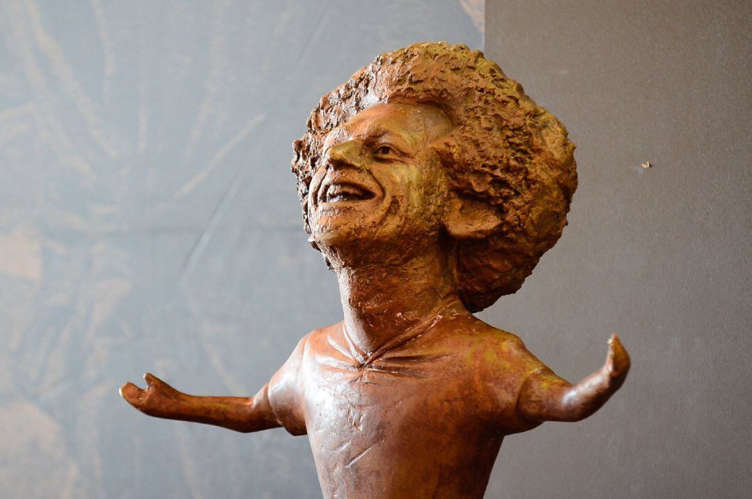 Vista de una escultura del jugador del Liverpool y de la selección de Egipto, Mohamed Salah, realizada por el escultor Mai Abdallah y expuesta en el Foro Mundial de la Juventud, en Sharm el Sheikh, Egipto