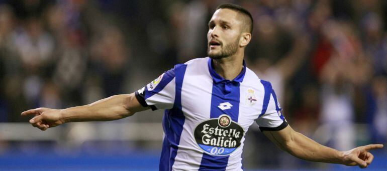 El delantero rumano del Deportivo, Florin Andone celebra su tanto ante la Real Sociedad.