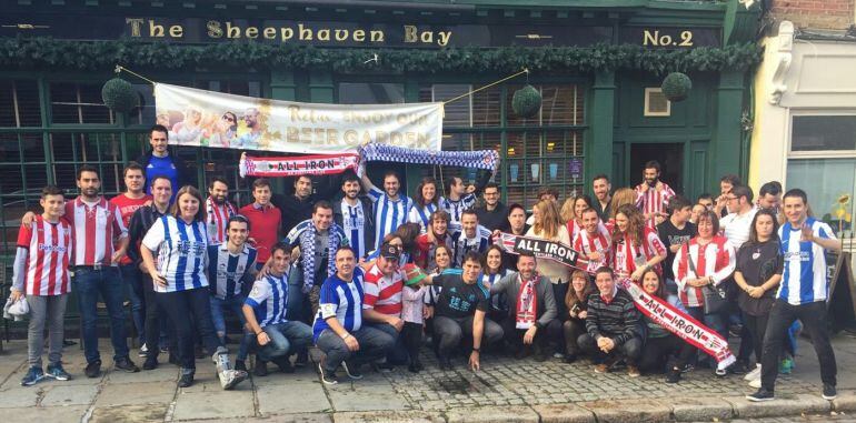 Las peñas de la Real y del Athletic en Londres posan en Londres en el descanso del derbi