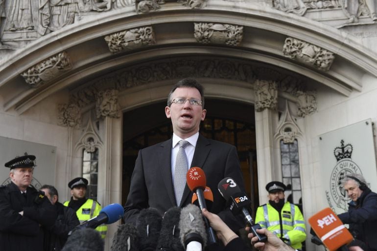 El abogado general del Estado, Jeremy Wright, atiende a los medios de comunicación a su salida del Tribunal Supremo en Londres.