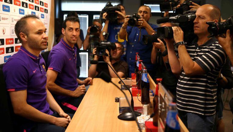 Los jugadores del Barcelona Andrés Iniesta y Sergio Busquets, en la rueda de prensa previa a la final de la Copa.