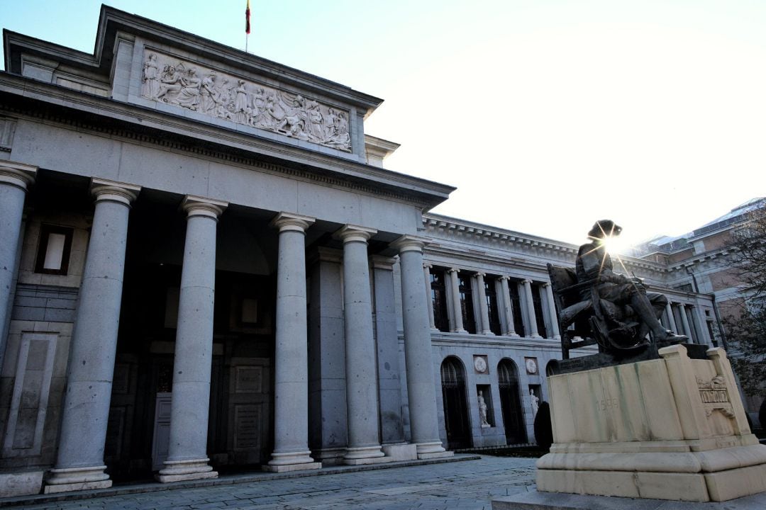 Archivo - La estatua de Velázquez frente al Museo del Prado, en el Paseo del Prado