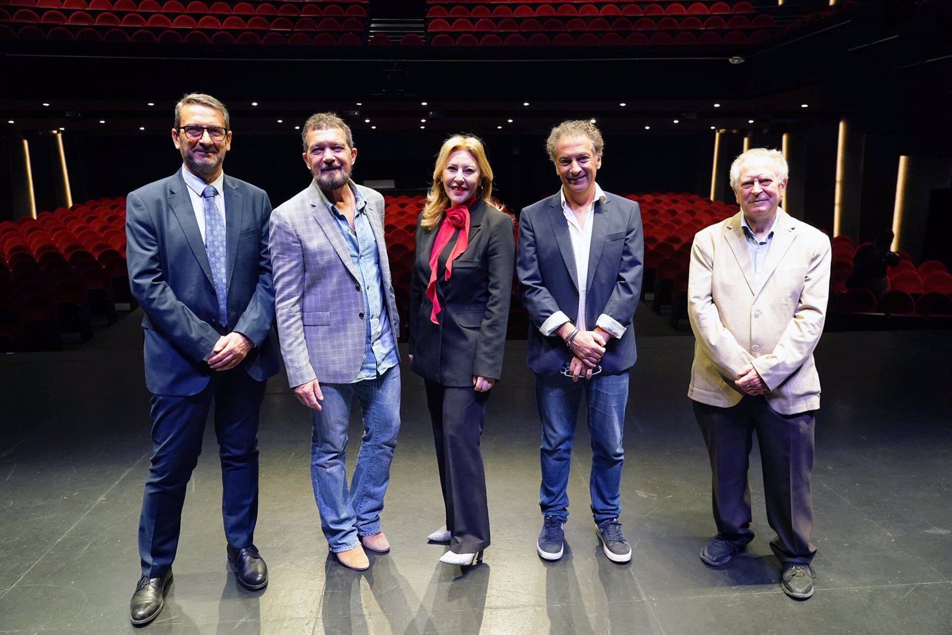 La consejera de Economía, Hacienda y Fondos Europeos de la Junta de Andalucía y presidenta de Málaga TechPark, Carolina España, junto al actor y el presidente del Teatro del Soho CaixaBank, Antonio Banderas