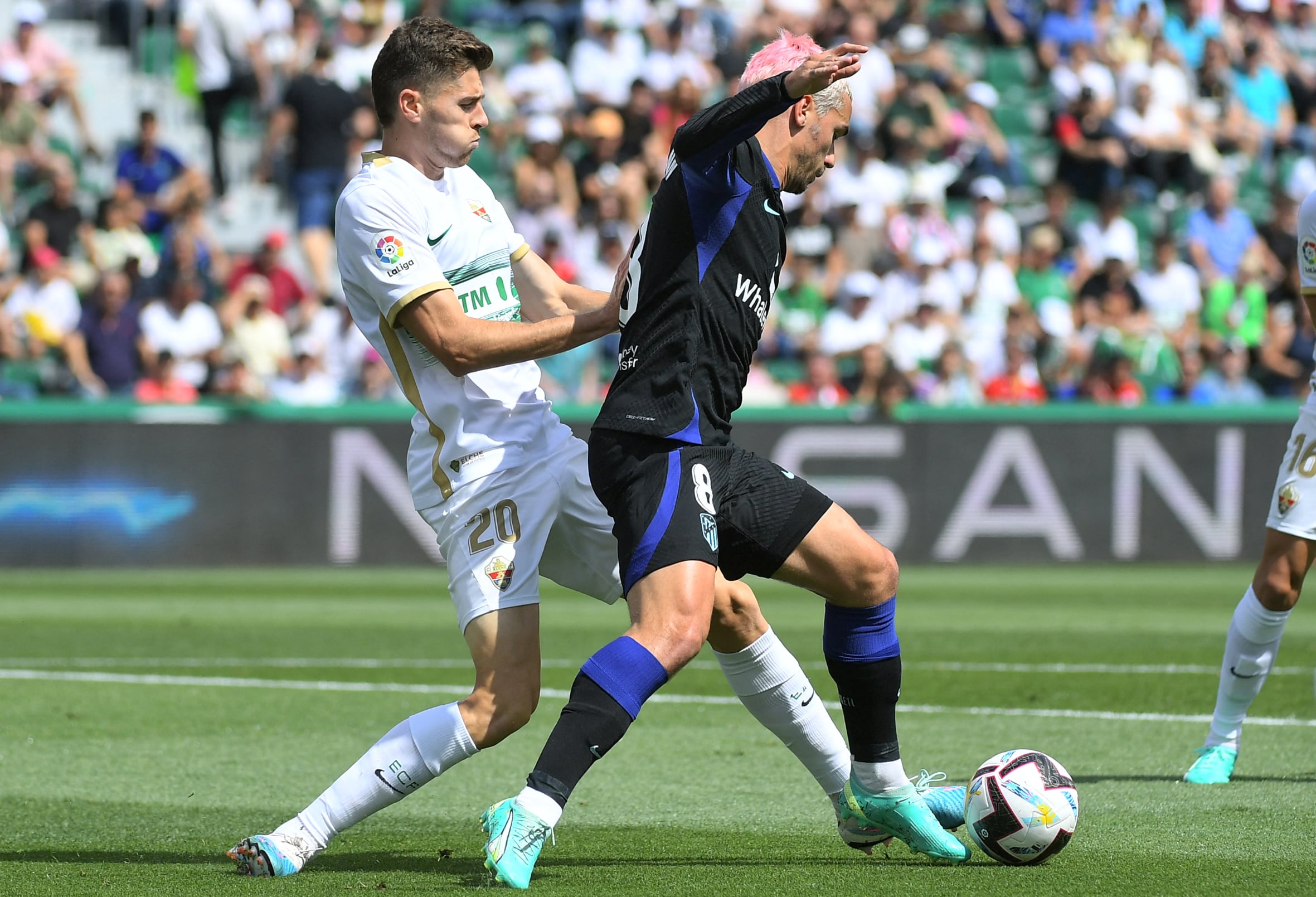 Griezmann peleando un balón Gerard Gumbau durante el partido