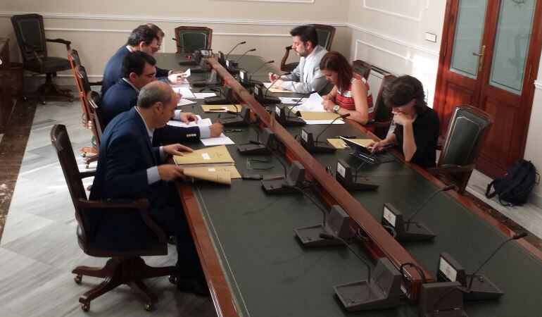 Una imagen de la reunión este martes de la comisión de investigación de Taula en el Ayuntamiento con la silla vacía presidiendo dicha reunión