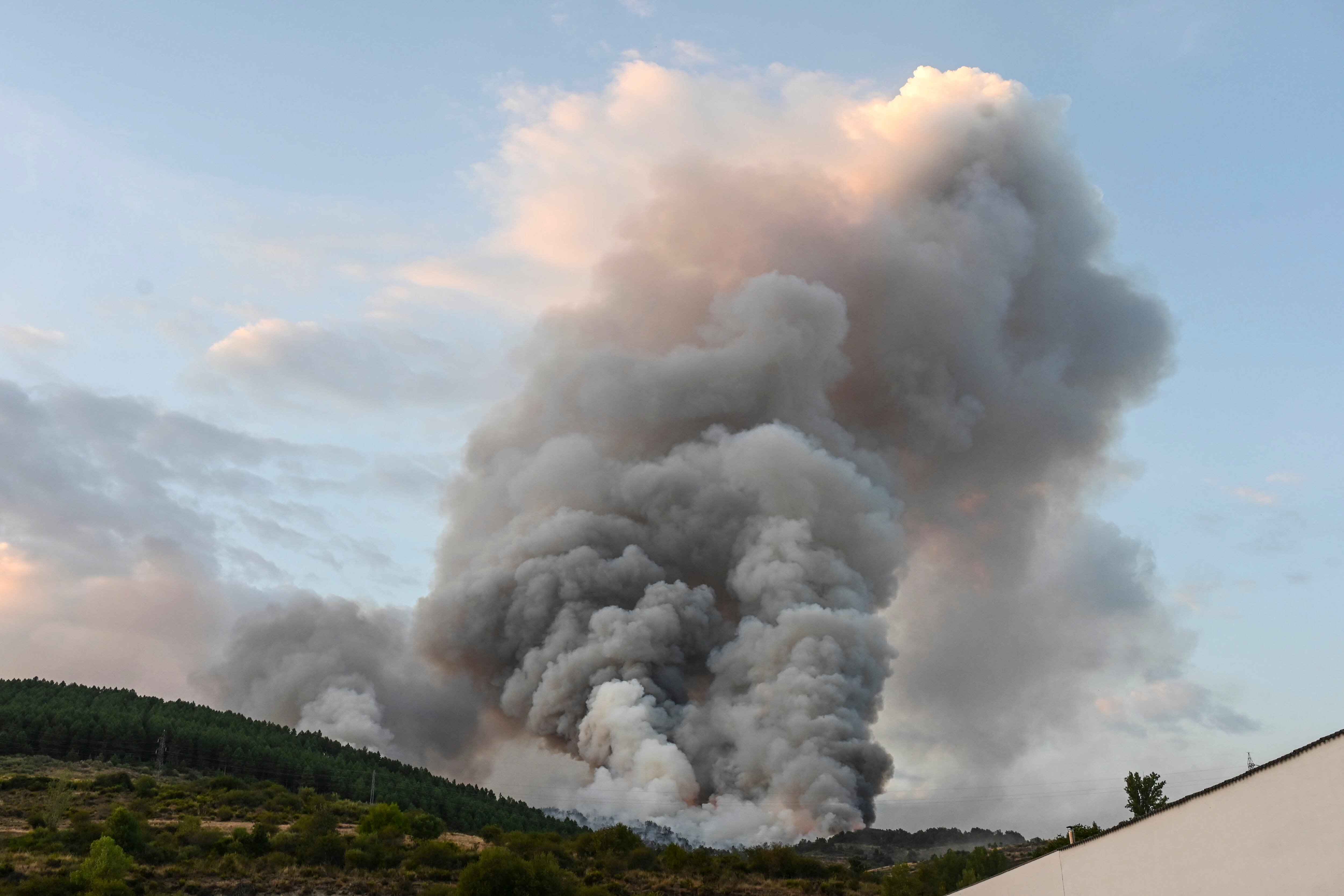 LEÓN, 25/08/2025.- Incendio en las inmediaciones de la localidad de La Magdalena, este lunes. EFE/ J.Casares