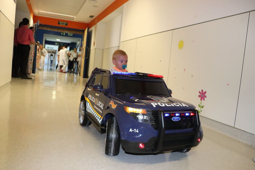 Los niños entrarán a quirófano en un coche de policía eléctrico