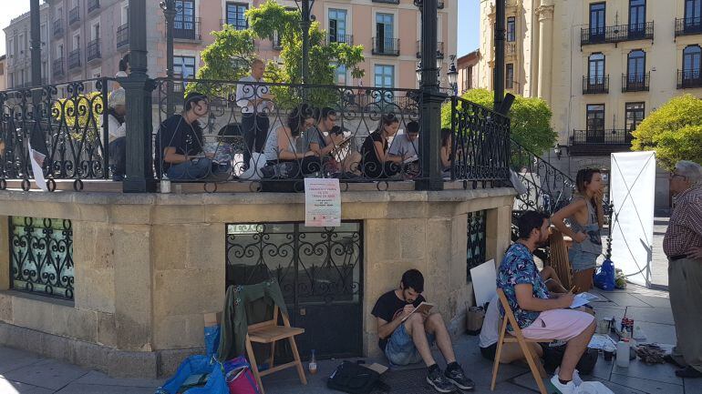 Alumnos del Curso de pintores pensionados trabajando en la plaza Mayor de Segovia 