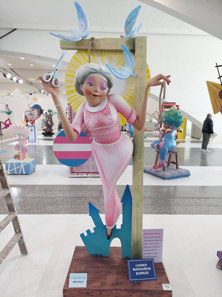 La Exposición del Ninot de las Fallas 2023 abre sus puertas con 750 figuras que rebosan diseño y sátira. Todas ellas quieren salvarse de las llamas gracias al voto popular.