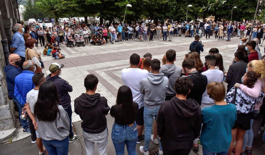 Cientos de personas se concentraron para condenar la agresión en grupo a Alexandru.