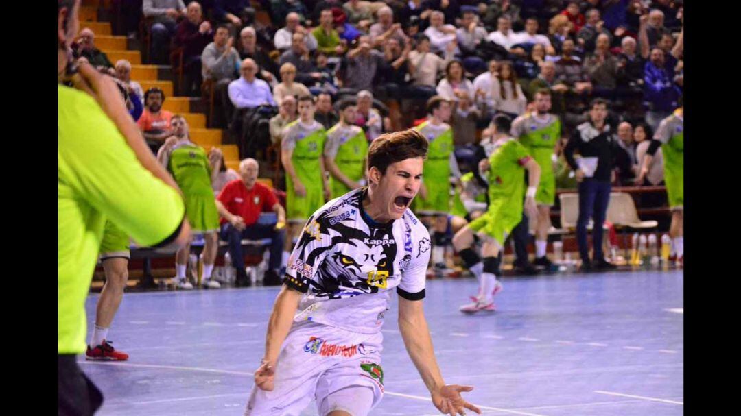 Gonzalo Pérez celebra un gol en el Palacio