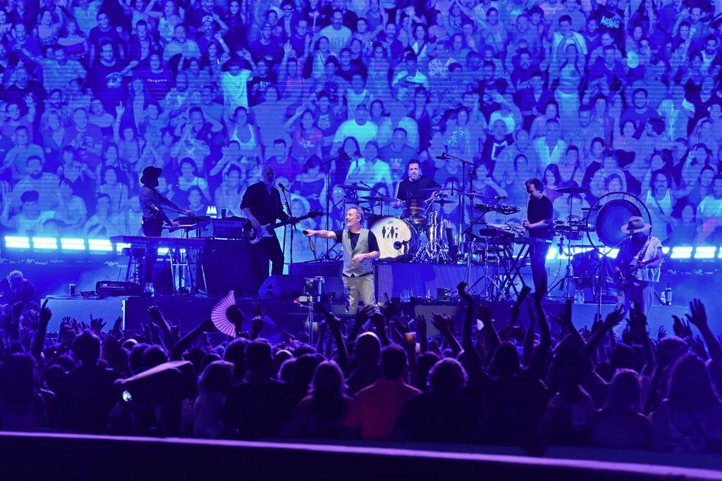 Público entregado en Icónica Santalucía Sevilla Fest de Love of Lesbian