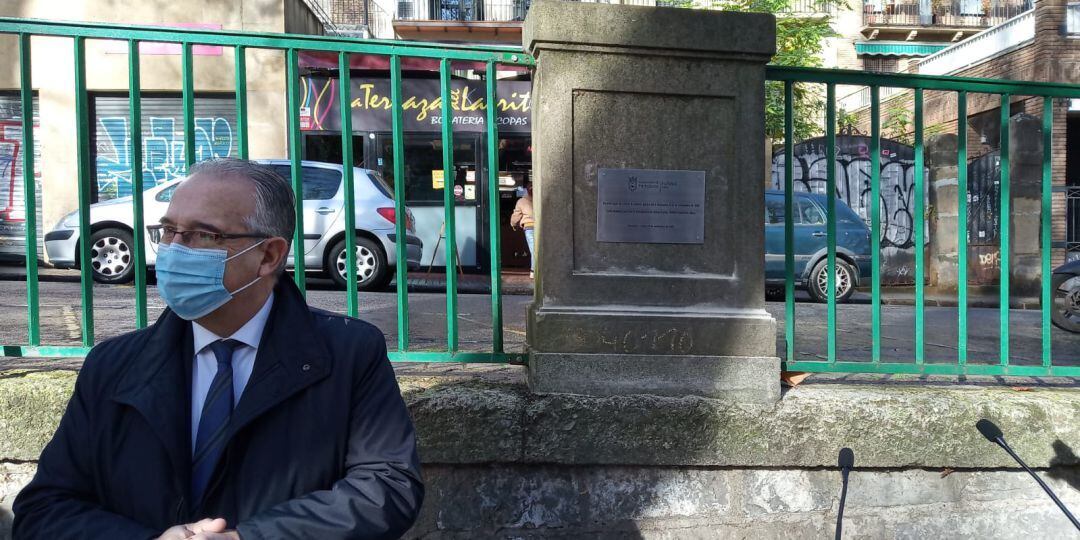 El alcalde de Pamplona, Enrique maya, junto a la placa conmemorativa