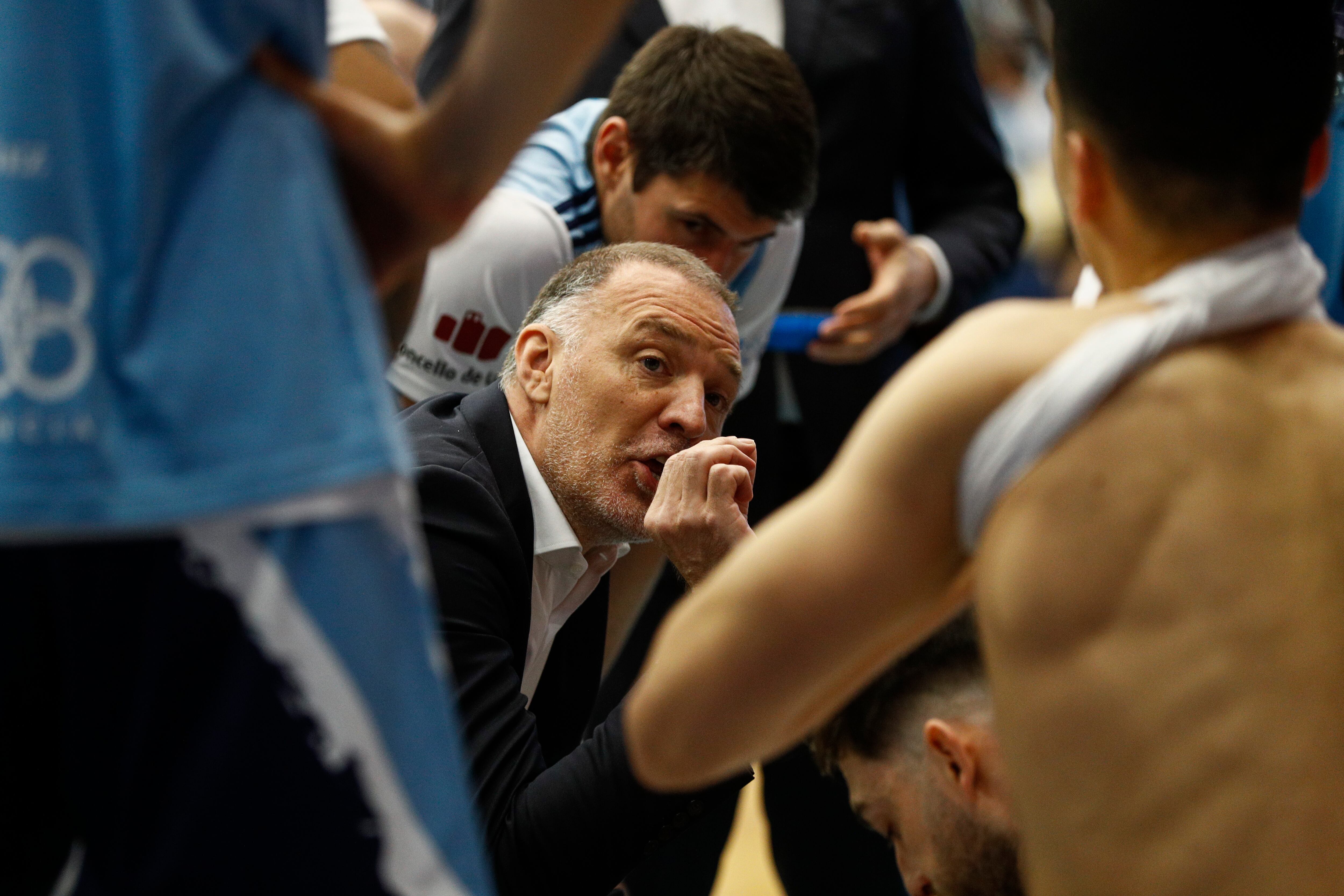 LUGO, 06/04/2024.- El entrenador del Braogan, el croata Veljko Mrsic, durante el partido de Liga Endesa de baloncesto entre Breogan y Zunder Palencia, este sábado en Lugo. EFE/ Eliseo Trigo
