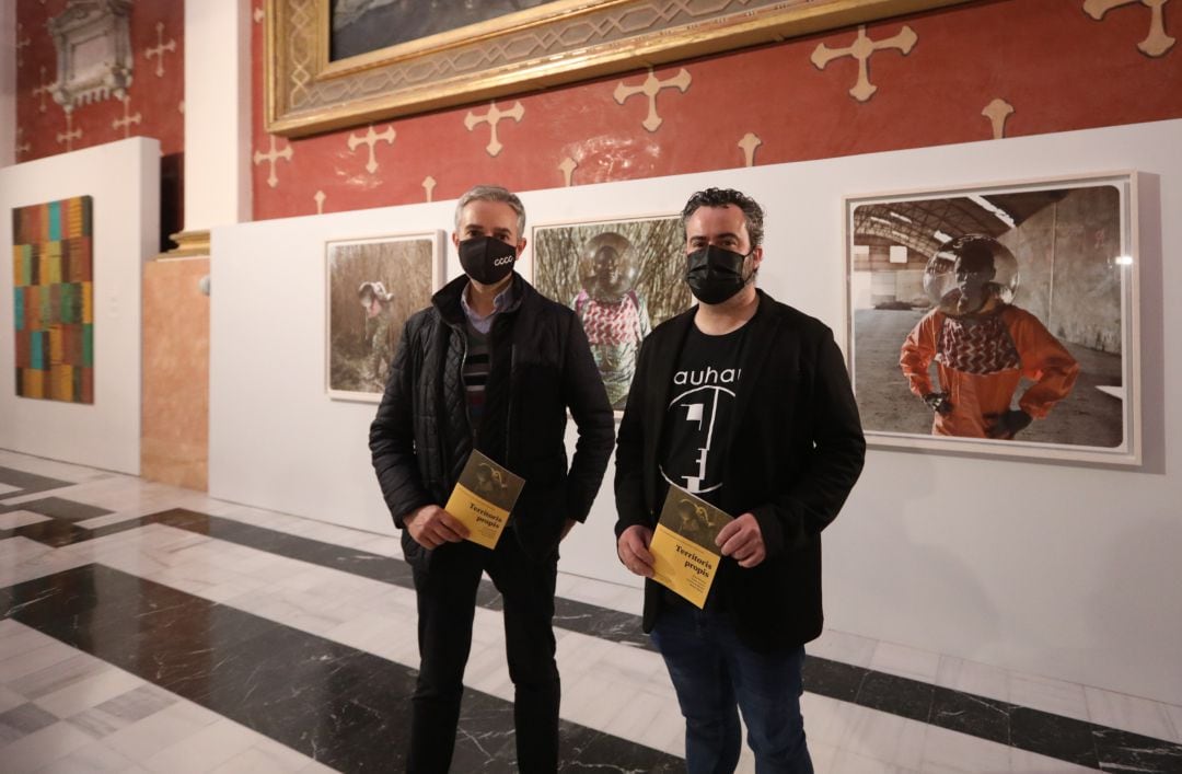 José Luis Pérez Pons, director del CMCV, i Raül Llopis, regidor de Cultura, aquest dimecres durant la presentació de l'exposició 'Territoris propis' en La Capella.