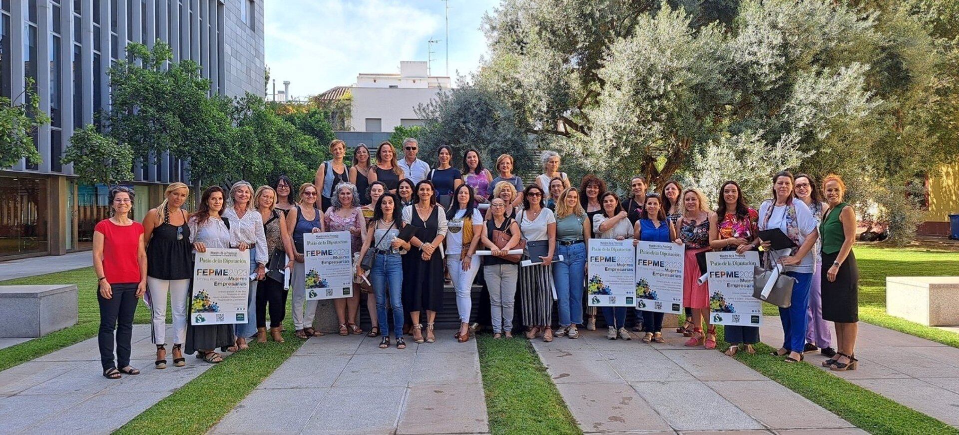 Foto de familia del encuentro mantenido con empresarias que participarán en la XVII edición de la Feria Provincia de Mujeres Empresarias que organiza la Diputación de Sevilla