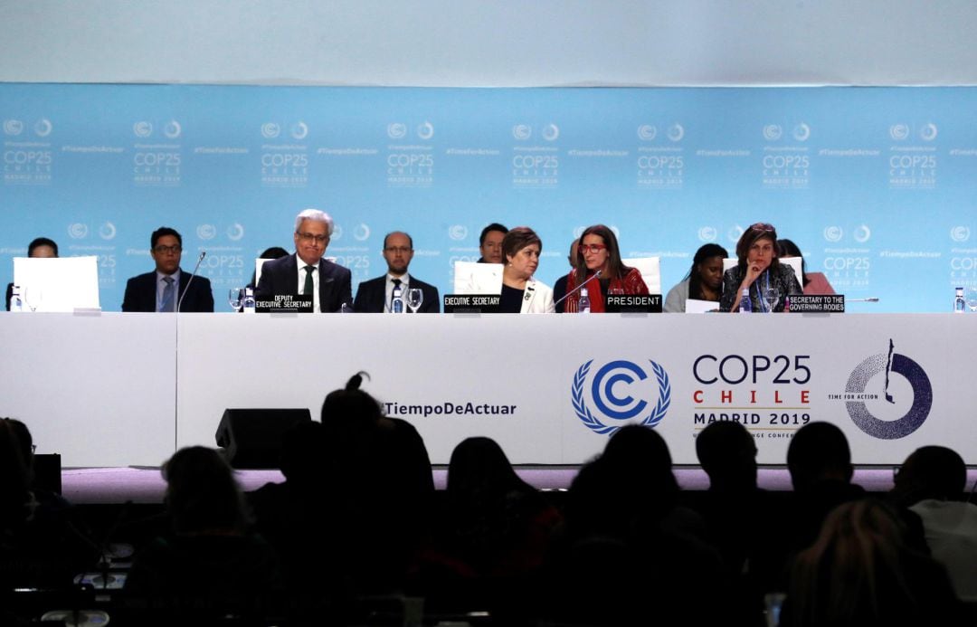 La ministra de Medio Ambiente de Chile y presidenta de la COP25, Carolina Schmidt (2d), durante su participación en el plenario de la Cumbre del Clima de Madrid (COP25)