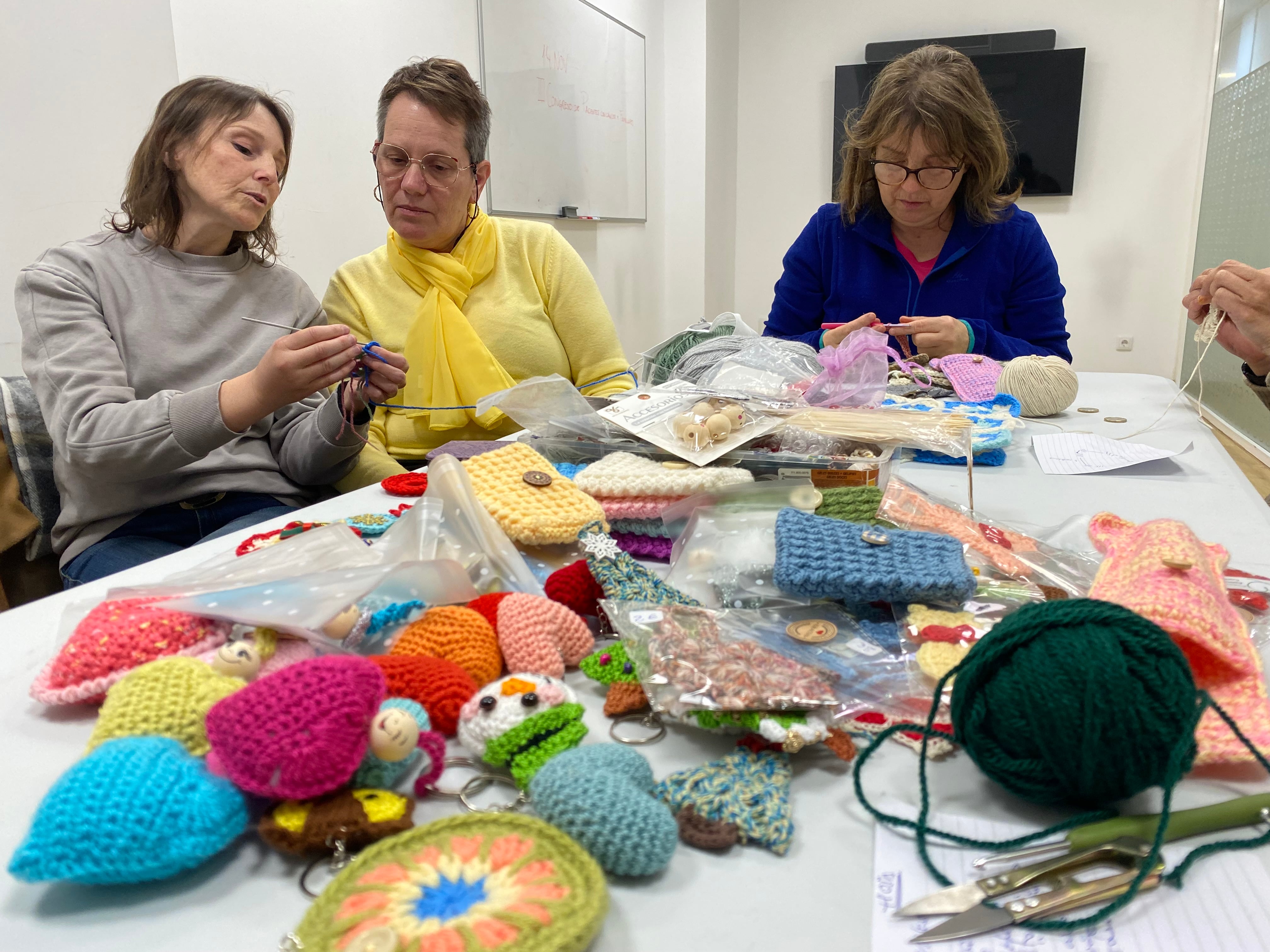 El grupo se divide en dos turnos, pero el espíritu es el mismo: aprender juntas y aportar.