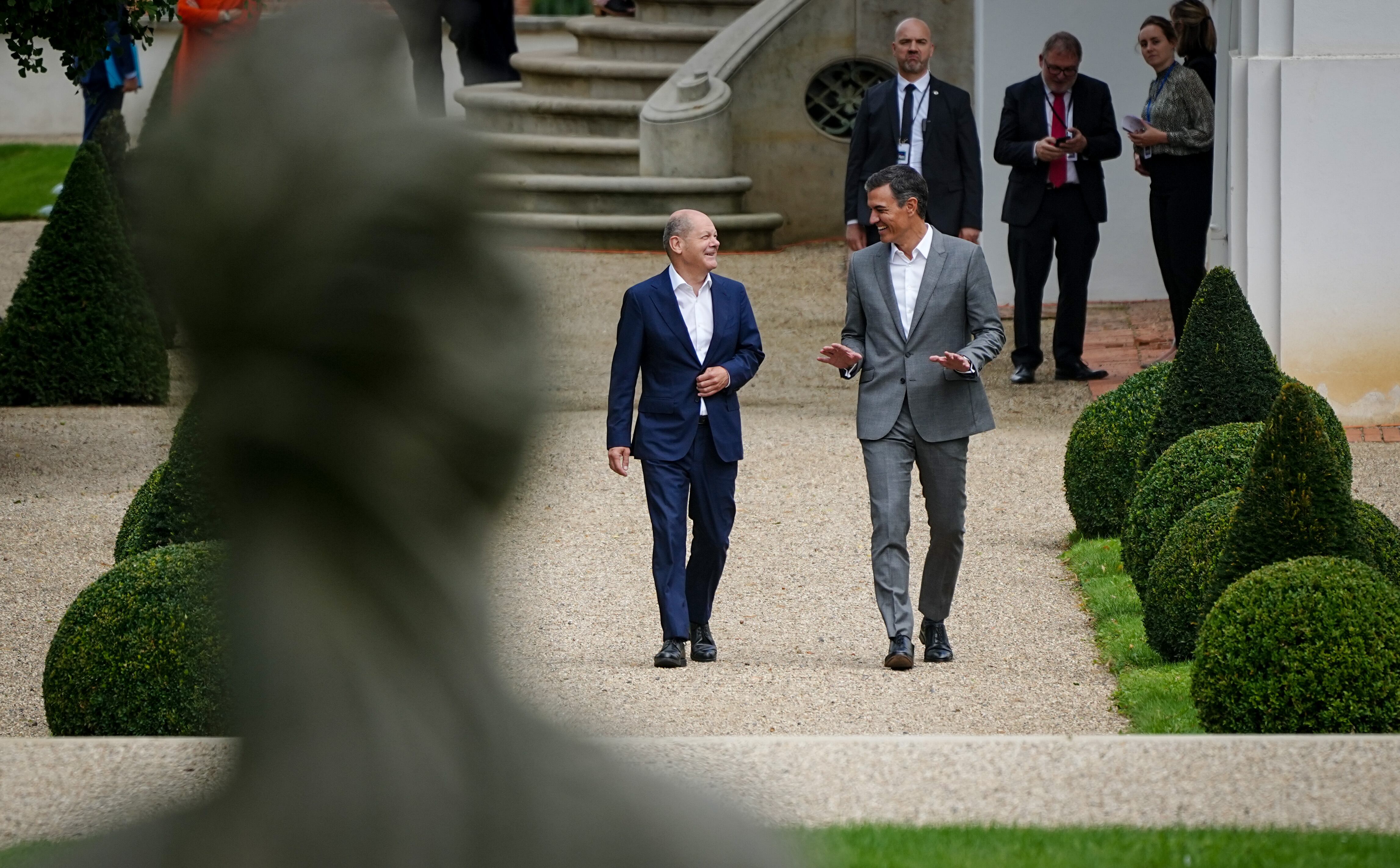 30 August 2022, Brandenburg, Meseberg: Chancellor Olaf Scholz (l - SPD) receives Pedro Sanchez, Prime Minister of Spain, at the closed meeting of the German Cabinet outside Meseberg Palace. The topics of the closed meeting are the energy crisis and price increases. Among the topics discussed are energy supply in the fall and winter, the national security strategy, vocational training and a digital strategy. Photo: Kay Nietfeld/dpa (Photo by Kay Nietfeld/picture alliance via Getty Images)