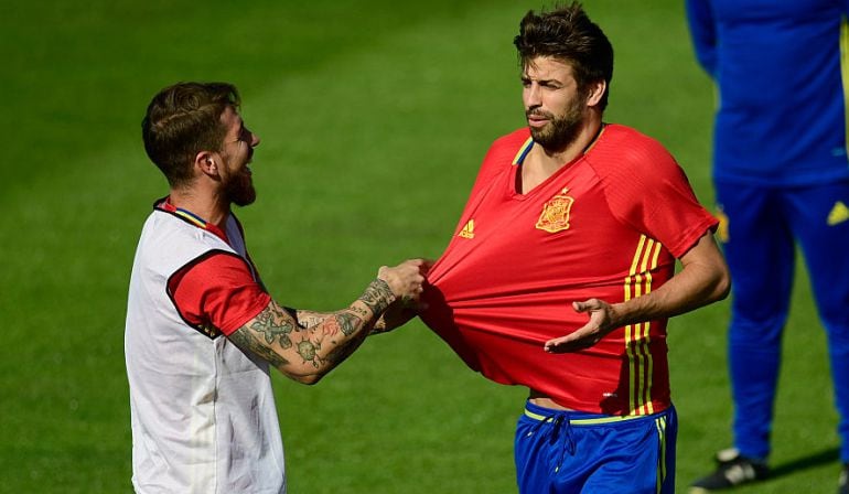 Ramos y Piqué, en un entrenamiento de la selección española.