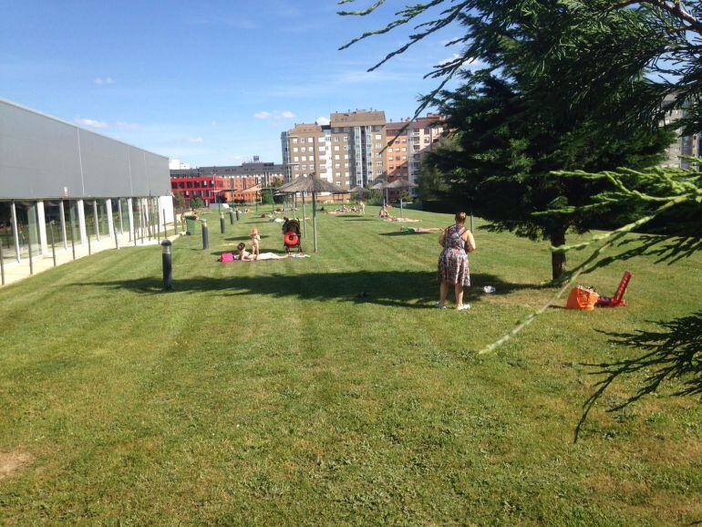 Leoneses tomando el sol este martes animados por el tiempo veraniego