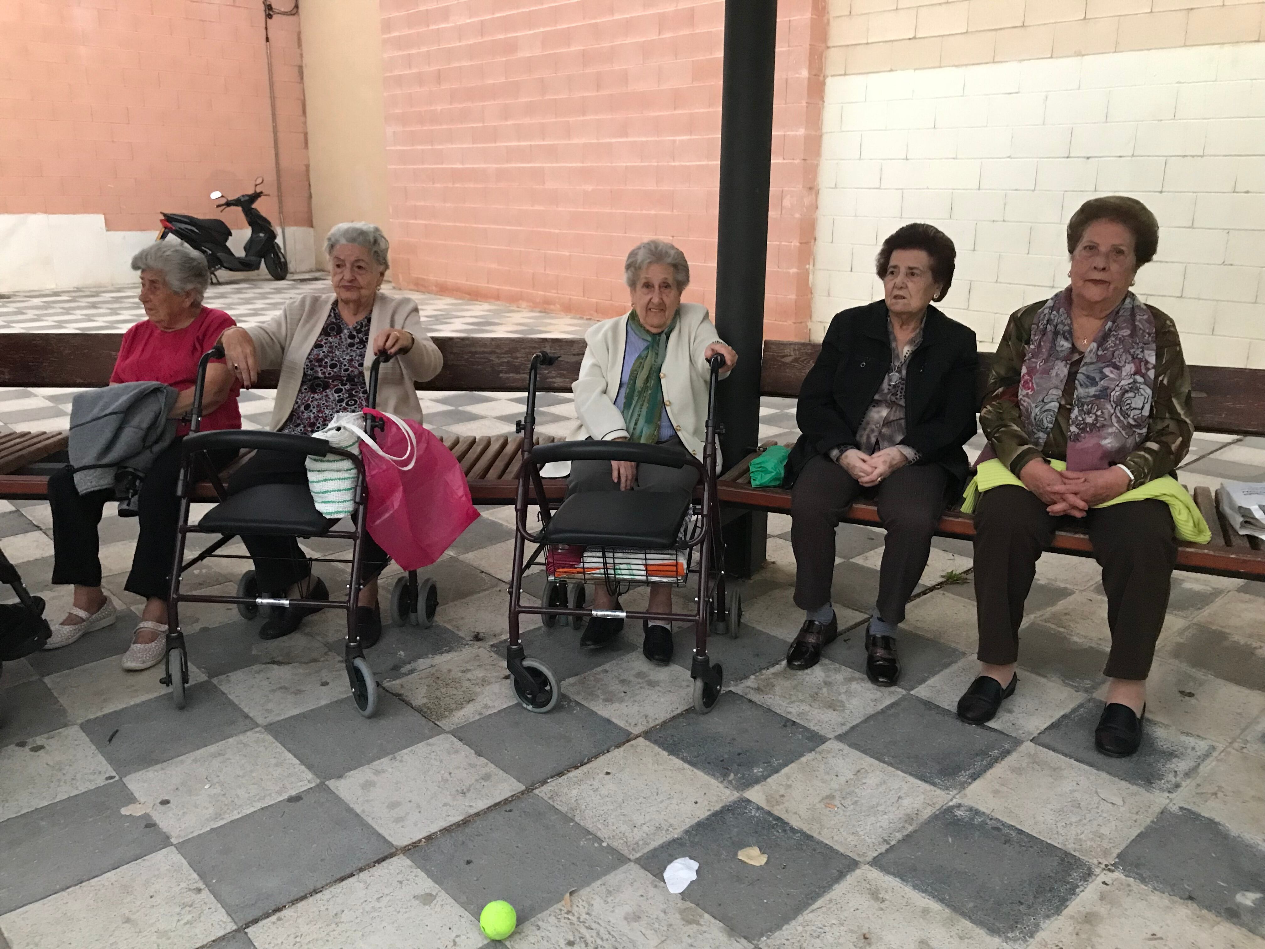 Piedad, Julia, Rosa, Pepi y Aurora, pasando la tarde en Cuenca.